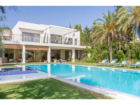 Villa kaufen in Nueva Andalucía, 1.518 m² Grundstück, 650 m² Wohnfläche, 5 Zimmer
