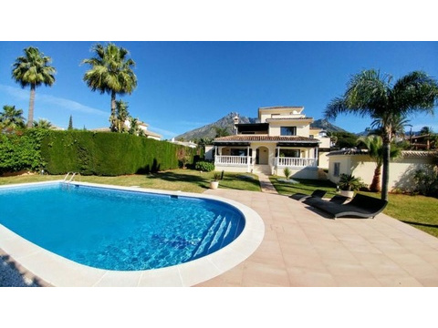 Villa kaufen in Marbella, 1.220 m² Grundstück, 330 m² Wohnfläche, 4 Zimmer