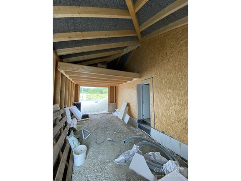 Garage innen mit Stauraum