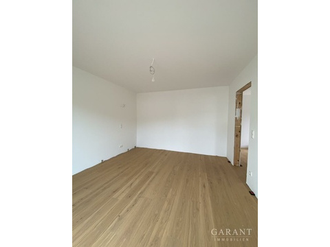 Schlafzimmer mit Parkettboden