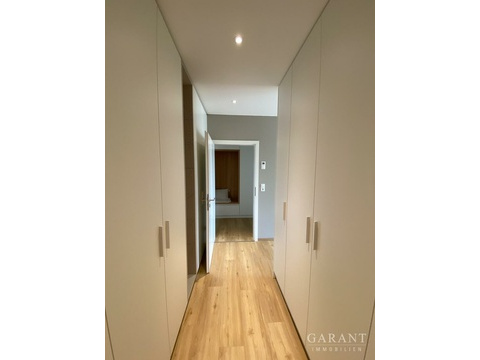 begehbarer Kleiderschrank im Schlafzimmer