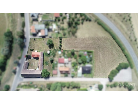 Luftaufnahme Dreiseitenhof mit Ackerland