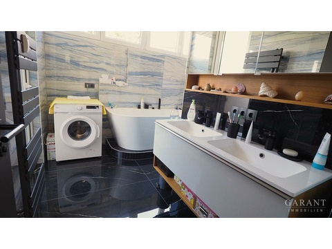 Tageslichtbad mit Dusche und Wanne
