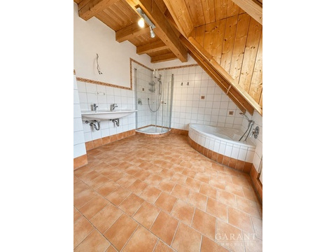 Tageslichtbad mit Wanne/Dusche.