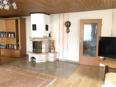 Wohnzimmer mit Schwedenofen und Fußbodenheizung