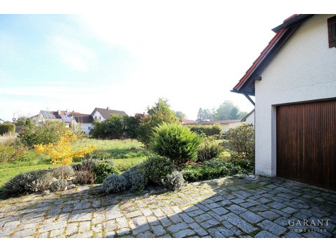 Garage mit Nachbargrundstück
