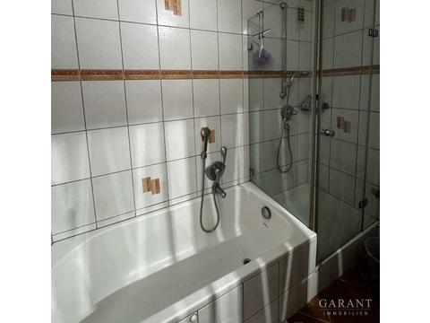 Badewanne und Dusche