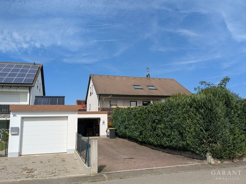 Hausansicht mit Garage