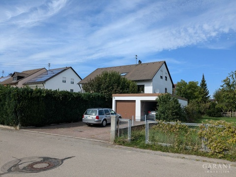 Hausansicht mit Garagen