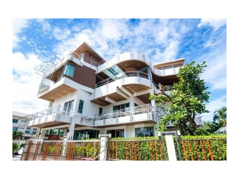 Villa mieten in Nakhon Ratchasima, mit Stellplatz, 520 m² Grundstück, 1.000 m² Wohnfläche, 7 Zimmer