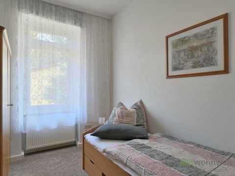 Einzelbett und Kleiderschrank