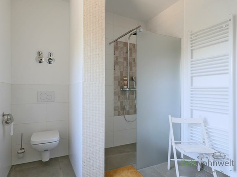 WC und bodentiefe Dusche
