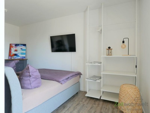 Wand-TV und modernes Regal