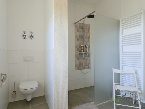WC und bodentiefe Dusche