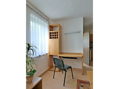 Schreintisch am Fenster