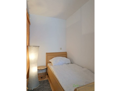 Bett hinter dem Raumteiler
