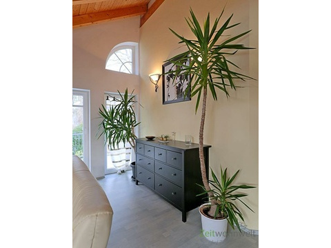 Sideboard und Ausgang zum hinteren Balkon