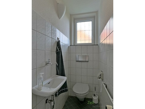 separates WC