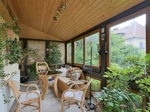 Blick in den grünen Wintergarten