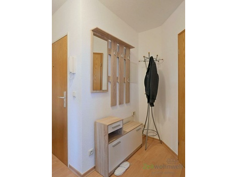 Wohnungsflur mit Garderobe
