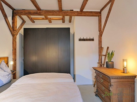 Kleiderschrank und Sideboard