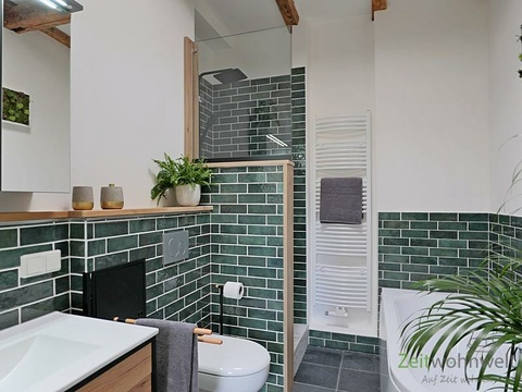 Bad mit Dusche und Wanne