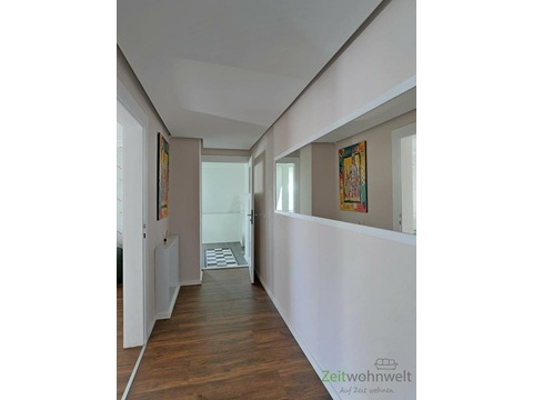 Wohnungsflur mit Spiegel