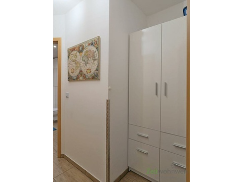 kleiner Flur mit Garderobenschrank