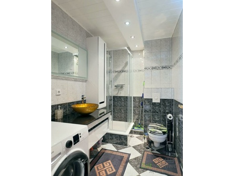 modernes Bad mit Dusche