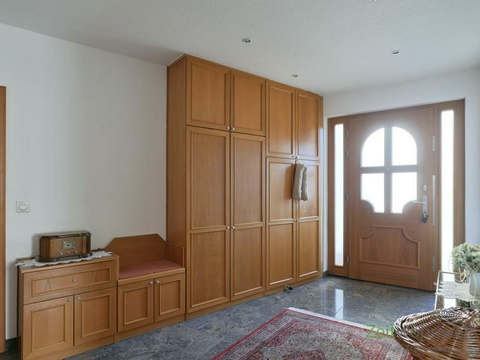 XL-Garderobenschrank und Haustüre