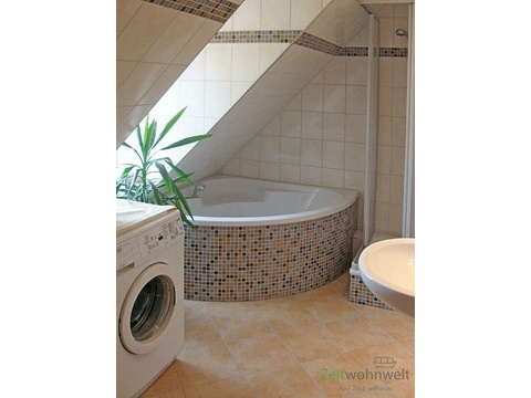 Bad mit Wanne und Dusche