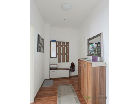 Wohnungsflur mit Garderobe