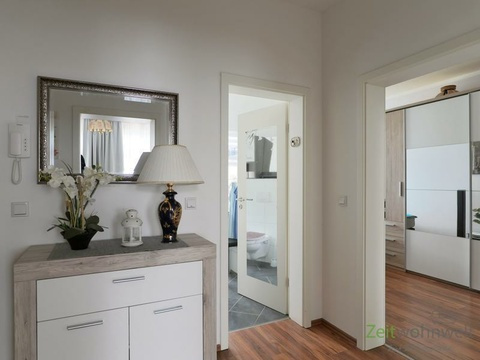 Flurblick zu Bad und Schlafzimmer
