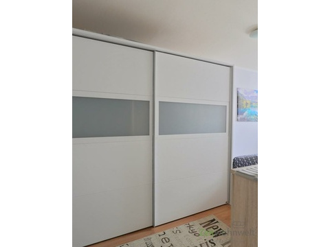 großer Schlafzimmerschrank