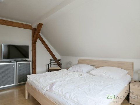 Doppelbett und TV