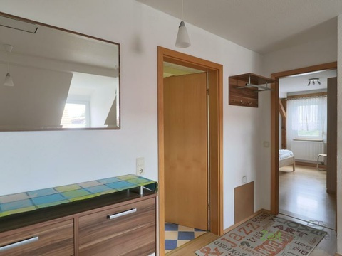 Spiegel und Garderobe