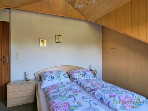 Doppelbett und Einbauschrank
