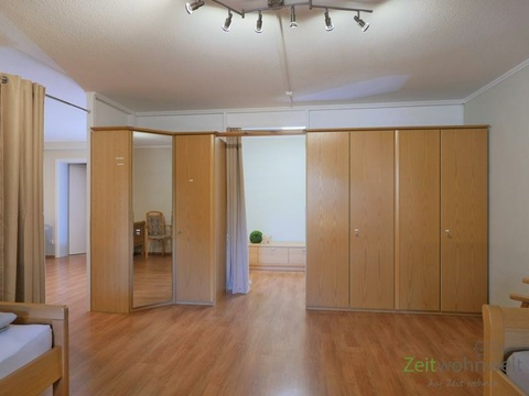Blick zu den Kleiderschränken