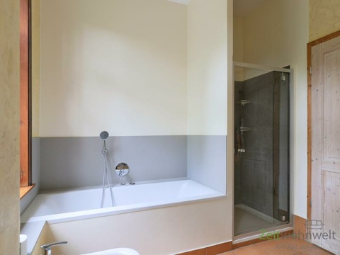 Dusche und Wanne