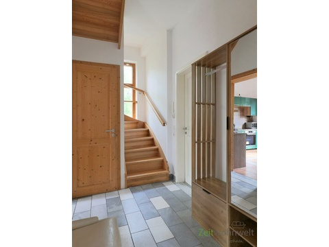 Gäste-WC, Innentreppe und Garderobe