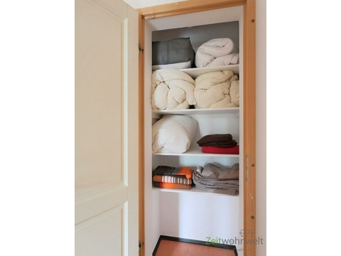 Blick in den Wäsche-Wandschrank