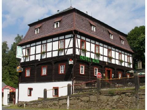 Mehrfamilienhaus kaufen in Mikulášovice, 1.700 m² Grundstück, 860 m² Wohnfläche, 10 Zimmer