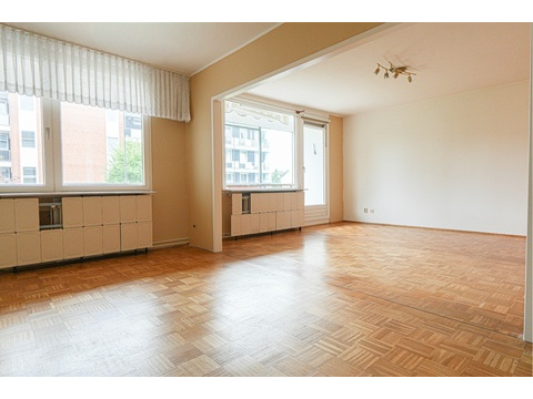 geräumiges, helles Wohnzimmer mit Zugang zur großen Loggia