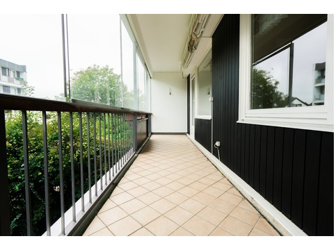 große Loggia mit Markisen und Glaselementen