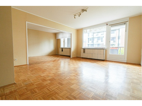Wohnzimmer mit Blick auf die Grünfläche