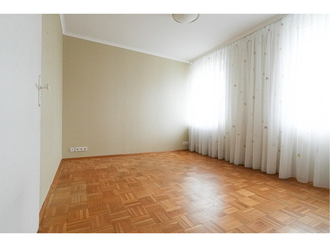 Schlafzimmer mit großen Fenstern