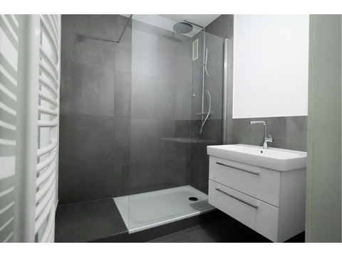 Regendusche, zeitlose Fliesen, Handtuchheizung - ein wunderschönes Bad