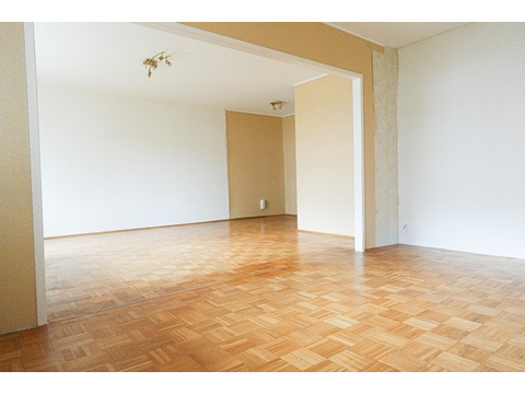 Wohnzimmer mit Durchbruch für einen großen Wohn- Essbereich