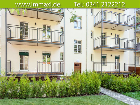 Hausansicht Rückseite mit Balkon und Terrasse