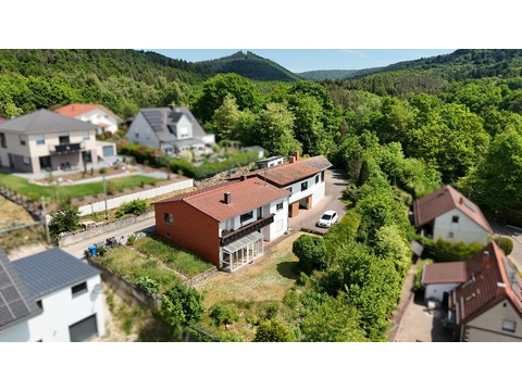 Haus kaufen in Merzalben, mit Garage, 1.707 m² Grundstück, 255 m² Wohnfläche, 8 Zimmer